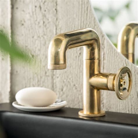 shower faucet with bold design